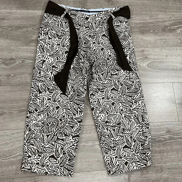 Lands’ End Cropped Brown Leaf Print Pants 10 - Picture 15 of 16